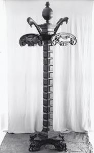 Ferrara (século XVI), Cabide para manto em madeira de nogueira